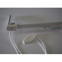 Trilho de cortina em alumínio branco com acionamento por cordão ou puxador.